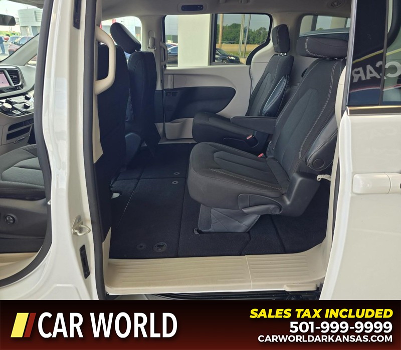 Chrysler Voyager Vehicle Full-screen Gallery Image 10