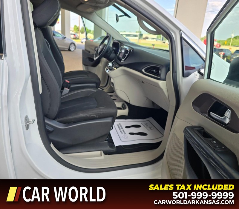 Chrysler Voyager Vehicle Full-screen Gallery Image 12