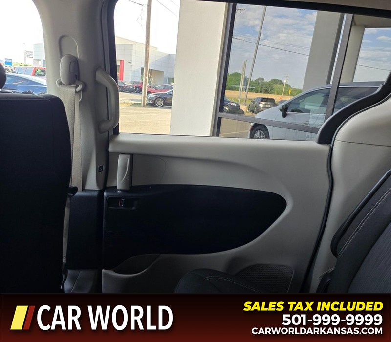 Chrysler Voyager Vehicle Full-screen Gallery Image 13