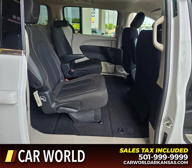 Chrysler Voyager Vehicle Full-screen Gallery Image 14