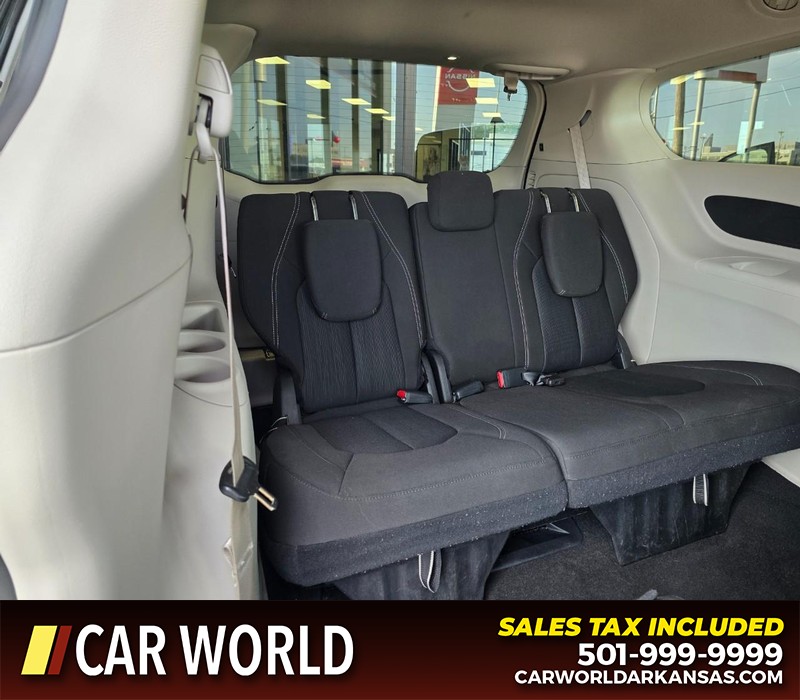 Chrysler Voyager Vehicle Full-screen Gallery Image 15