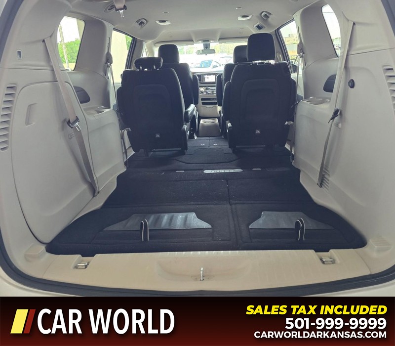 Chrysler Voyager Vehicle Full-screen Gallery Image 17