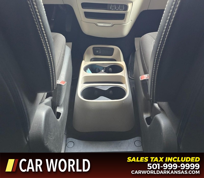 Chrysler Voyager Vehicle Full-screen Gallery Image 23