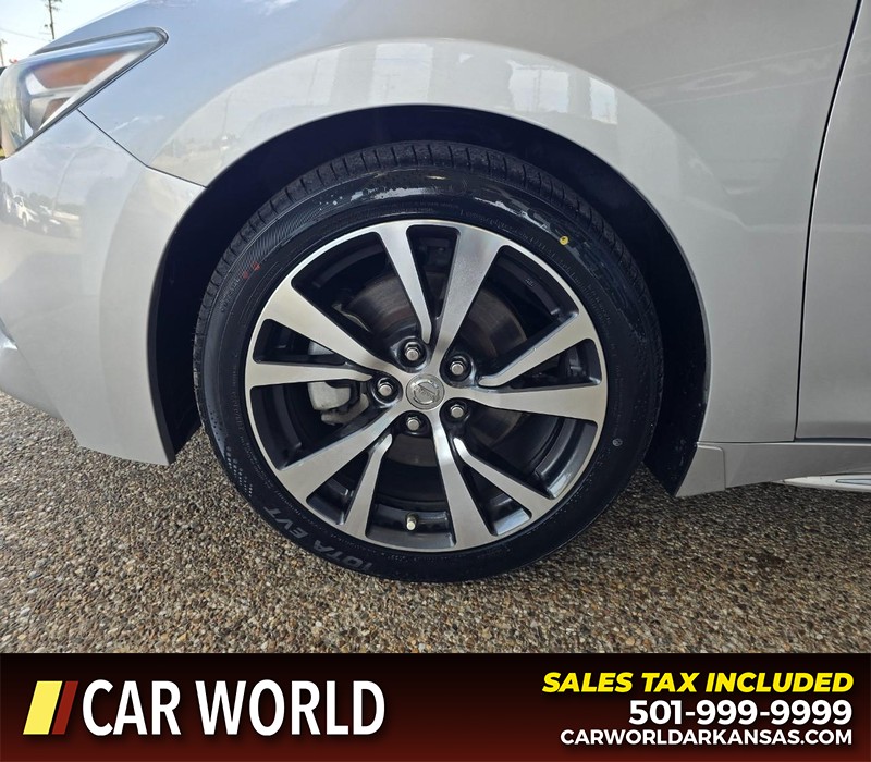 Nissan Maxima Vehicle Full-screen Gallery Image 6