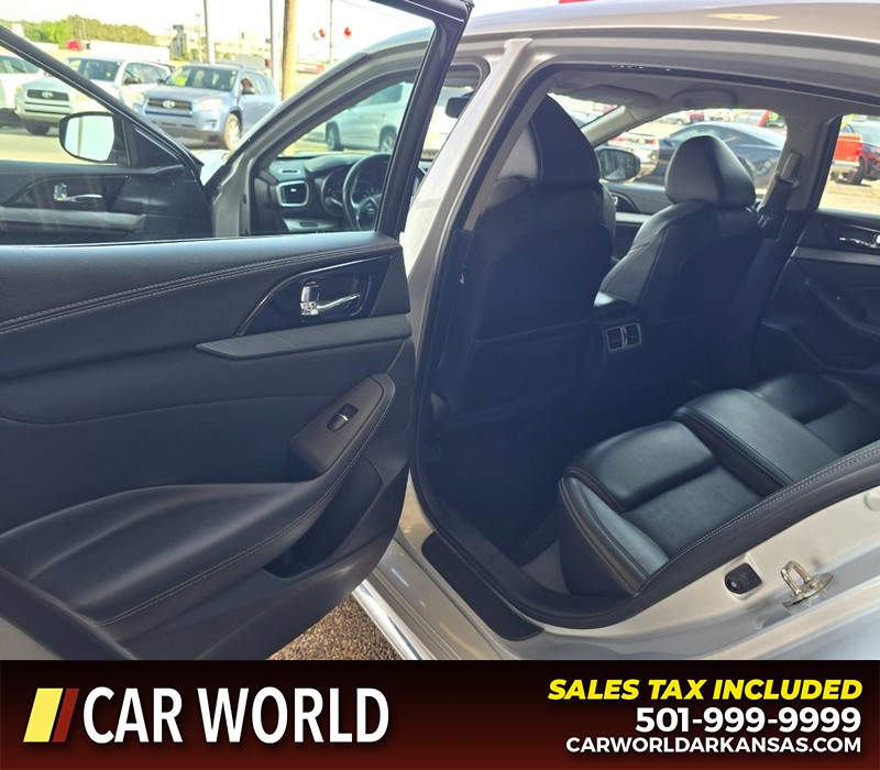 Nissan Maxima Vehicle Full-screen Gallery Image 9