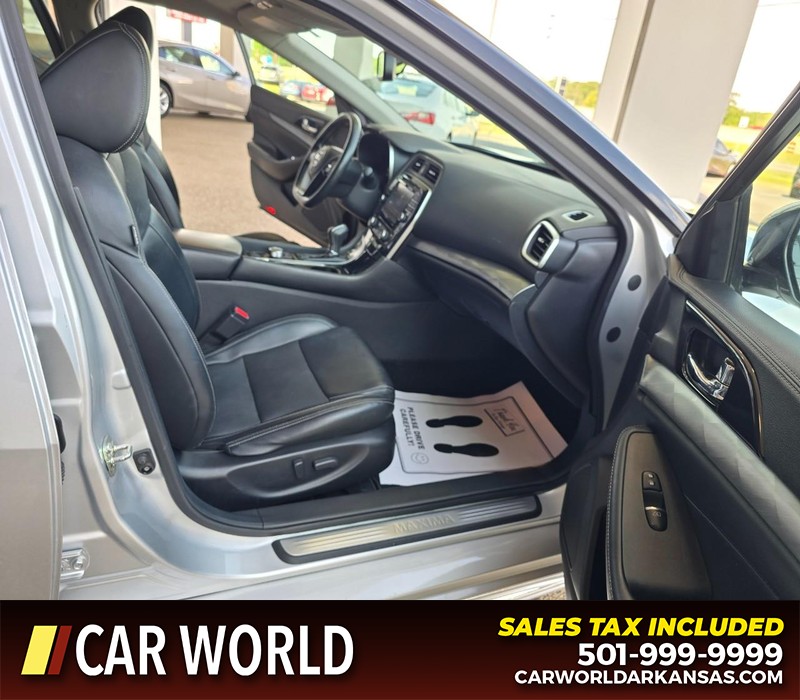 Nissan Maxima Vehicle Full-screen Gallery Image 11
