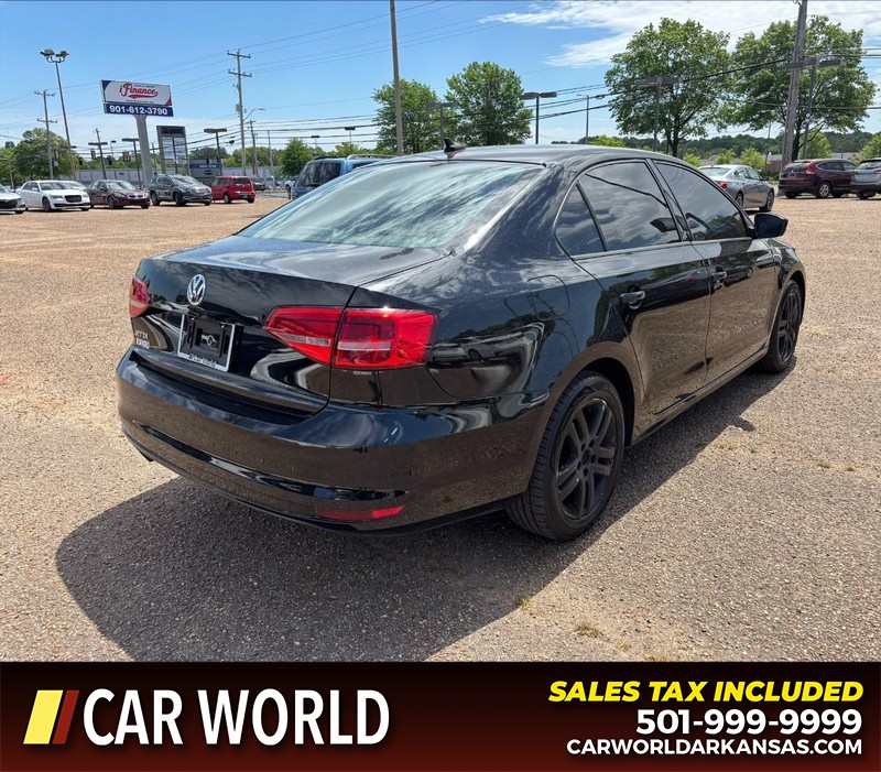 Volkswagen Jetta Sedan Vehicle Full-screen Gallery Image 3