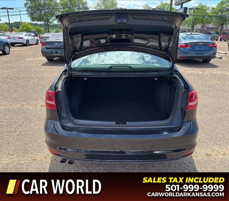 Volkswagen Jetta Sedan Vehicle Full-screen Gallery Image 5