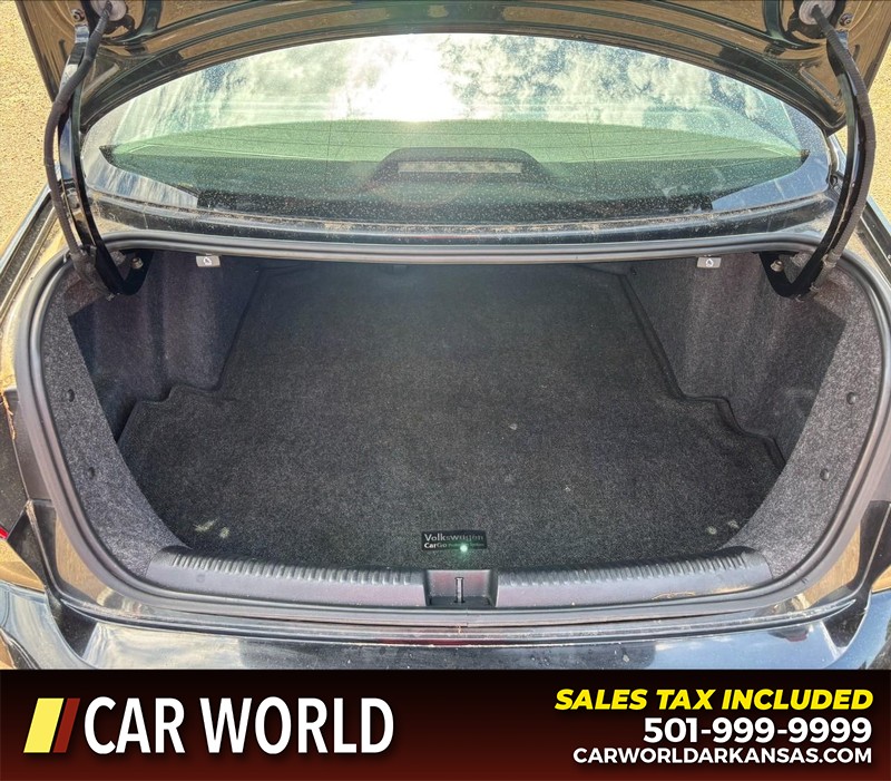 Volkswagen Jetta Sedan Vehicle Full-screen Gallery Image 6