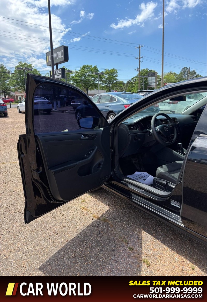 Volkswagen Jetta Sedan Vehicle Full-screen Gallery Image 12