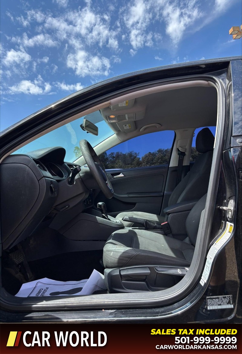 Volkswagen Jetta Sedan Vehicle Full-screen Gallery Image 13