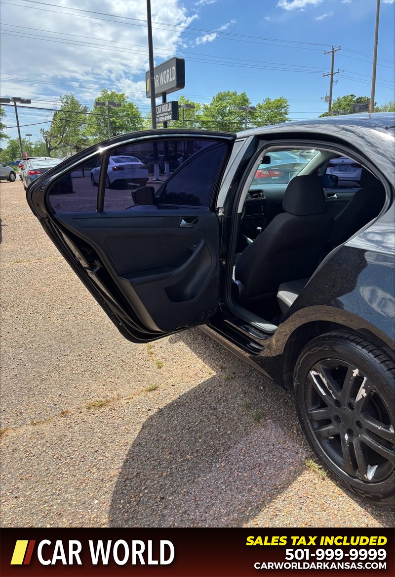 Volkswagen Jetta Sedan Vehicle Full-screen Gallery Image 14