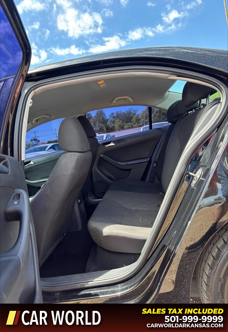 Volkswagen Jetta Sedan Vehicle Full-screen Gallery Image 15