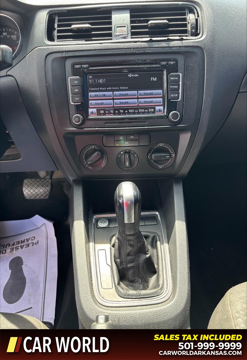 Volkswagen Jetta Sedan Vehicle Full-screen Gallery Image 17