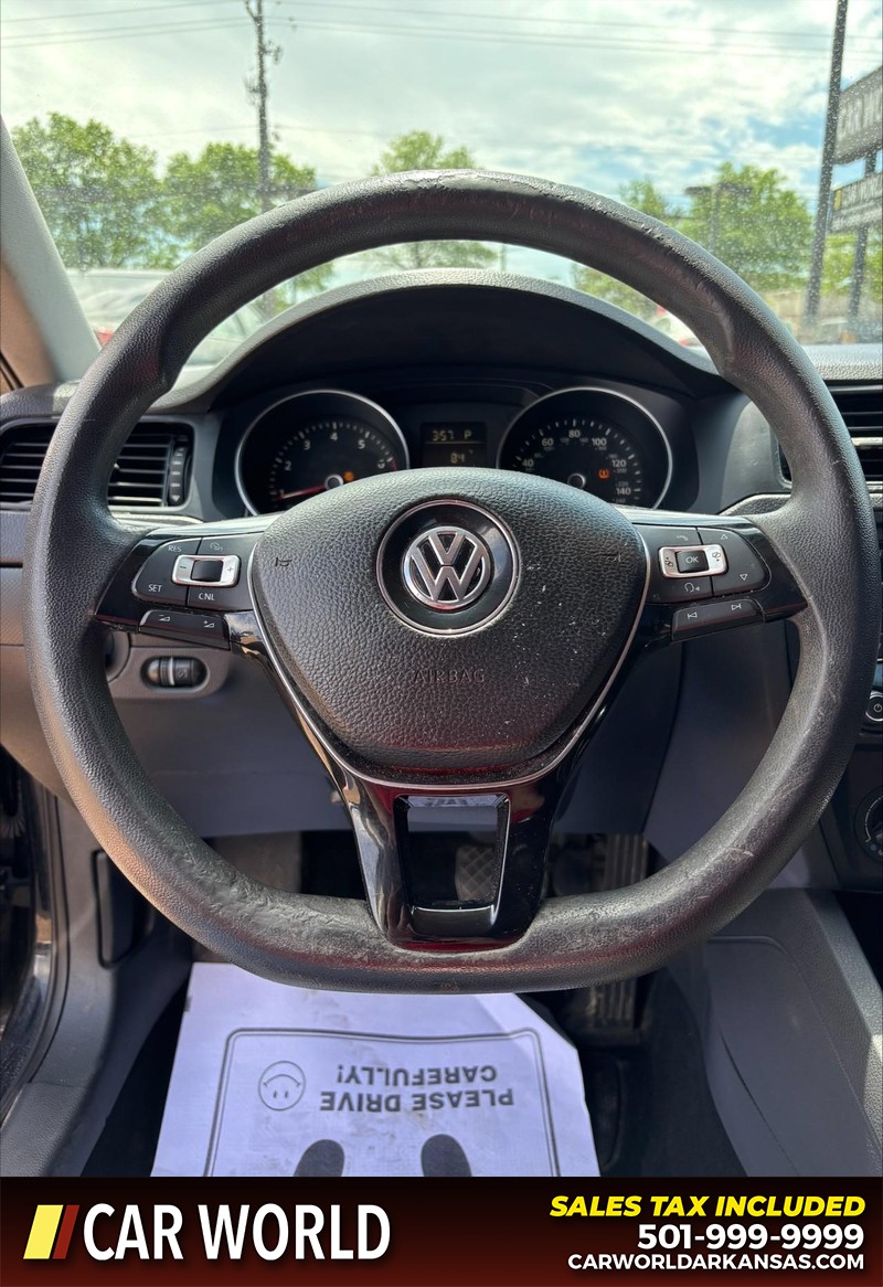 Volkswagen Jetta Sedan Vehicle Full-screen Gallery Image 19