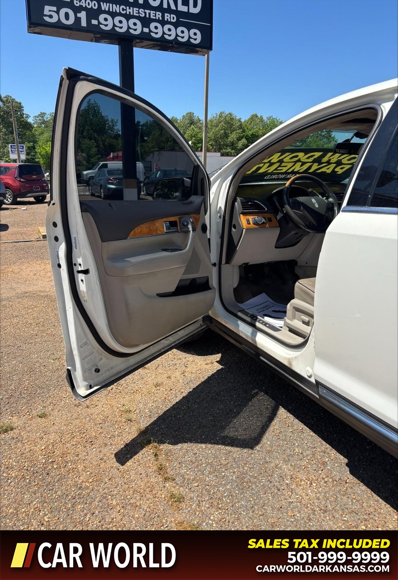 Lincoln MKX Vehicle Full-screen Gallery Image 12