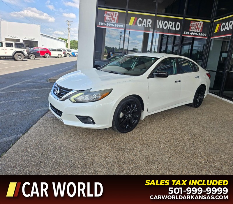 Nissan Altima Vehicle Full-screen Gallery Image 3