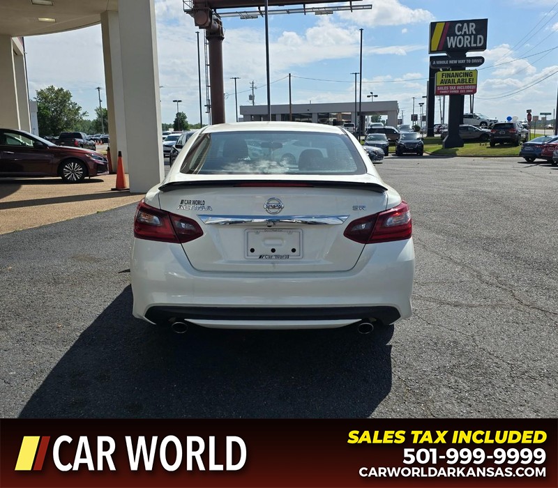 Nissan Altima Vehicle Full-screen Gallery Image 5