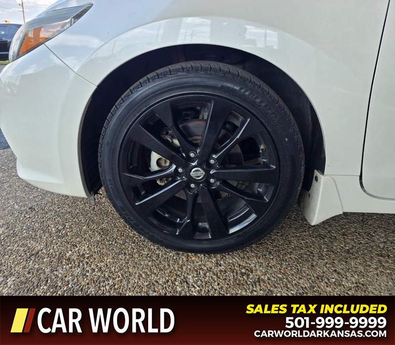 Nissan Altima Vehicle Full-screen Gallery Image 6