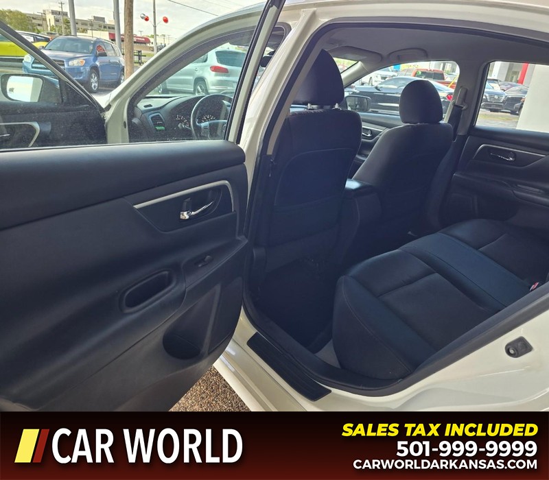 Nissan Altima Vehicle Full-screen Gallery Image 9