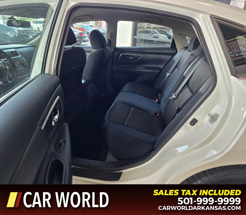 Nissan Altima Vehicle Full-screen Gallery Image 10