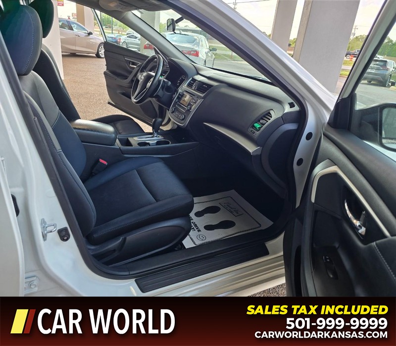 Nissan Altima Vehicle Full-screen Gallery Image 11