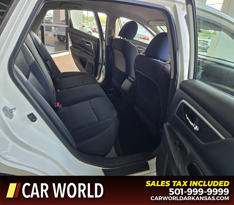 Nissan Altima Vehicle Full-screen Gallery Image 12