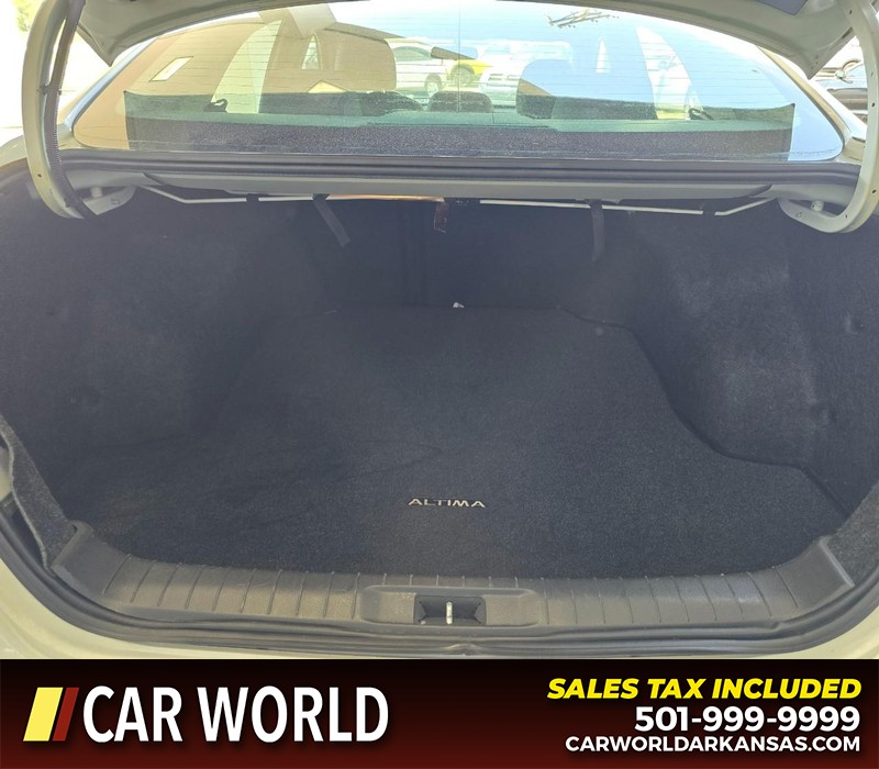 Nissan Altima Vehicle Full-screen Gallery Image 13