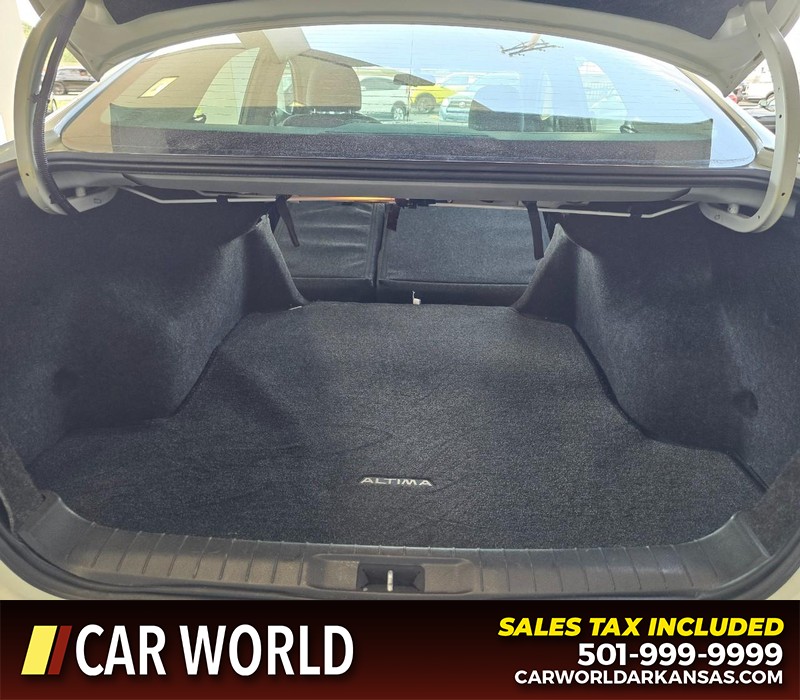 Nissan Altima Vehicle Full-screen Gallery Image 14