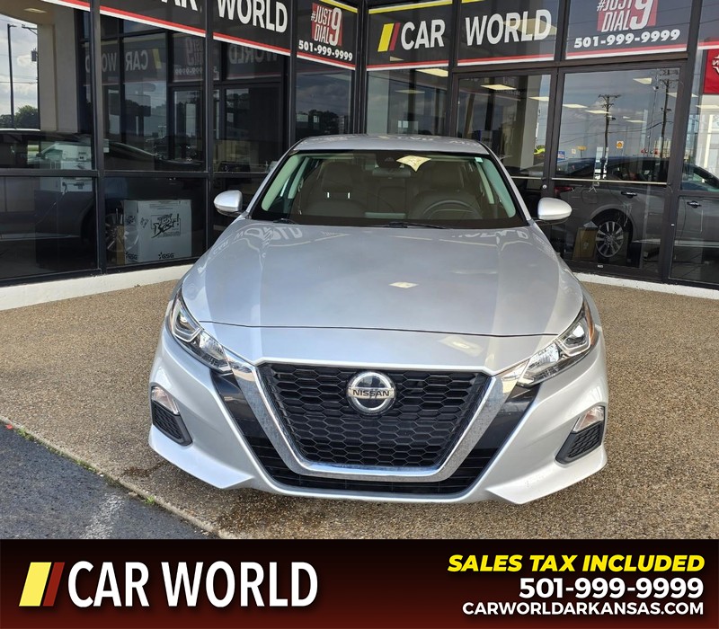 Nissan Altima Vehicle Full-screen Gallery Image 2