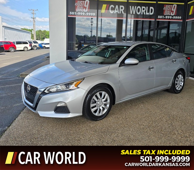 Nissan Altima Vehicle Full-screen Gallery Image 3