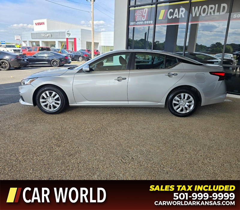 Nissan Altima Vehicle Full-screen Gallery Image 4