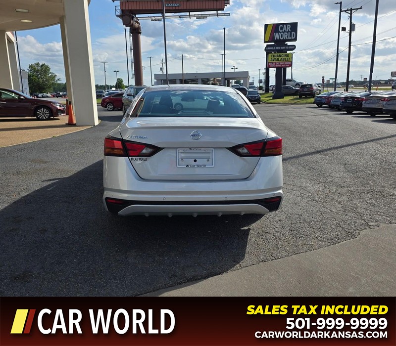 Nissan Altima Vehicle Full-screen Gallery Image 5