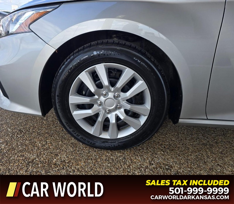 Nissan Altima Vehicle Full-screen Gallery Image 6