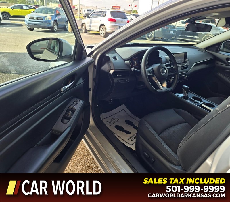 Nissan Altima Vehicle Full-screen Gallery Image 7