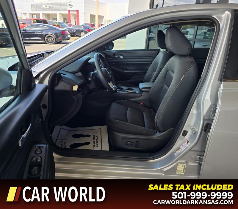 Nissan Altima Vehicle Full-screen Gallery Image 8