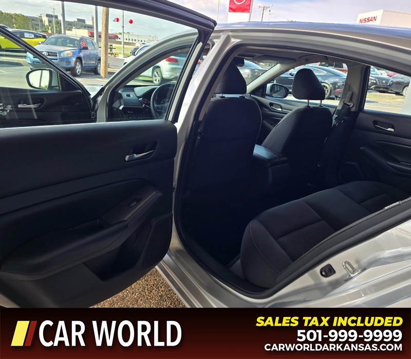 Nissan Altima Vehicle Full-screen Gallery Image 9