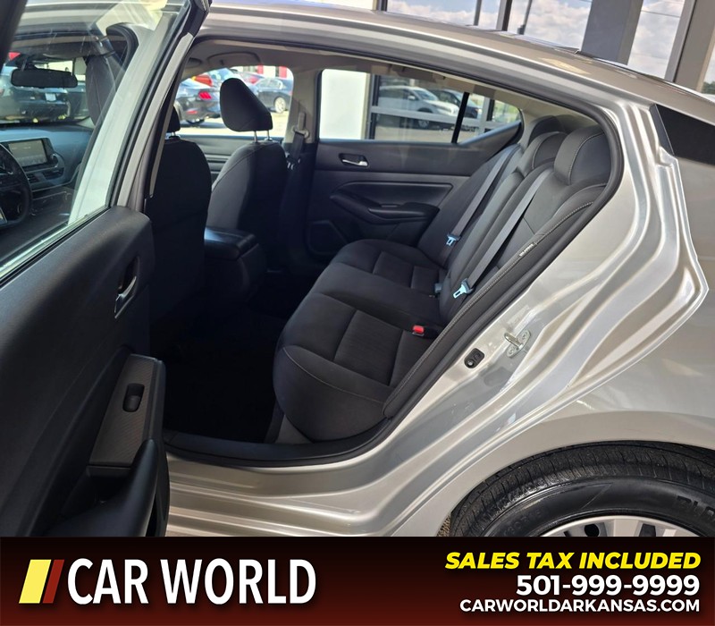 Nissan Altima Vehicle Full-screen Gallery Image 10