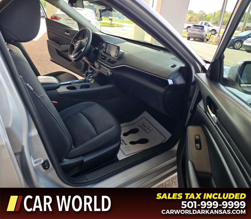 Nissan Altima Vehicle Full-screen Gallery Image 11