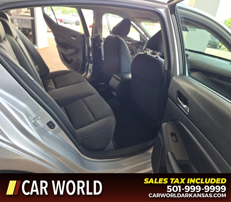 Nissan Altima Vehicle Full-screen Gallery Image 12