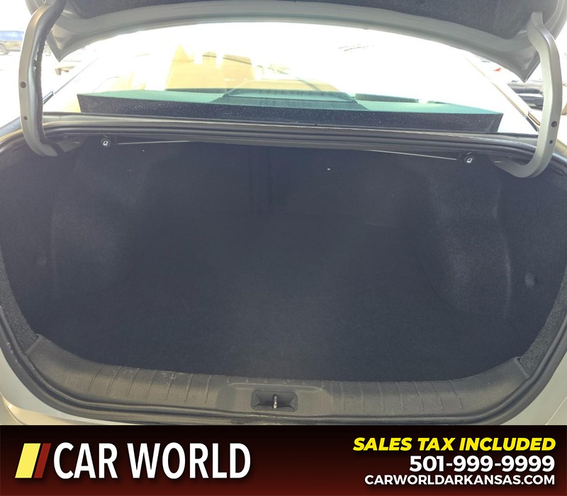 Nissan Altima Vehicle Full-screen Gallery Image 13