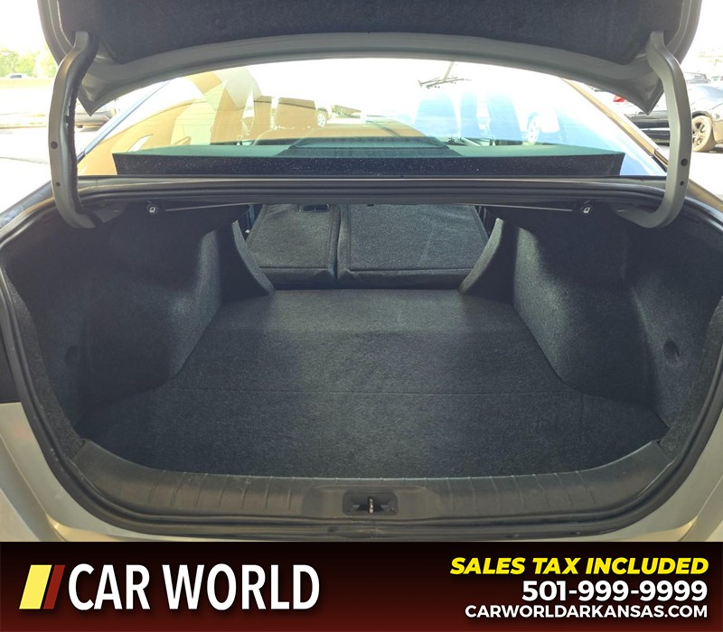 Nissan Altima Vehicle Full-screen Gallery Image 14