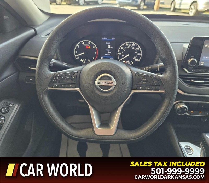 Nissan Altima Vehicle Full-screen Gallery Image 15