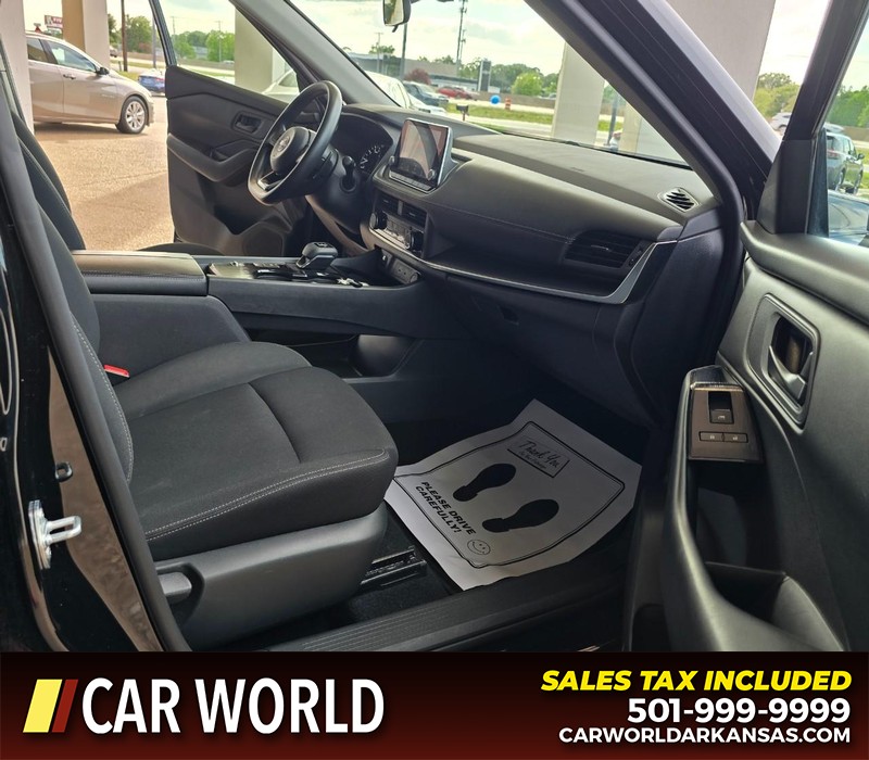 Nissan Rogue Vehicle Full-screen Gallery Image 11