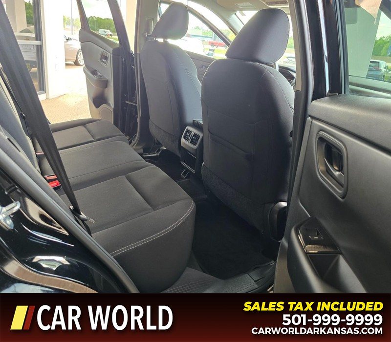 Nissan Rogue Vehicle Full-screen Gallery Image 12