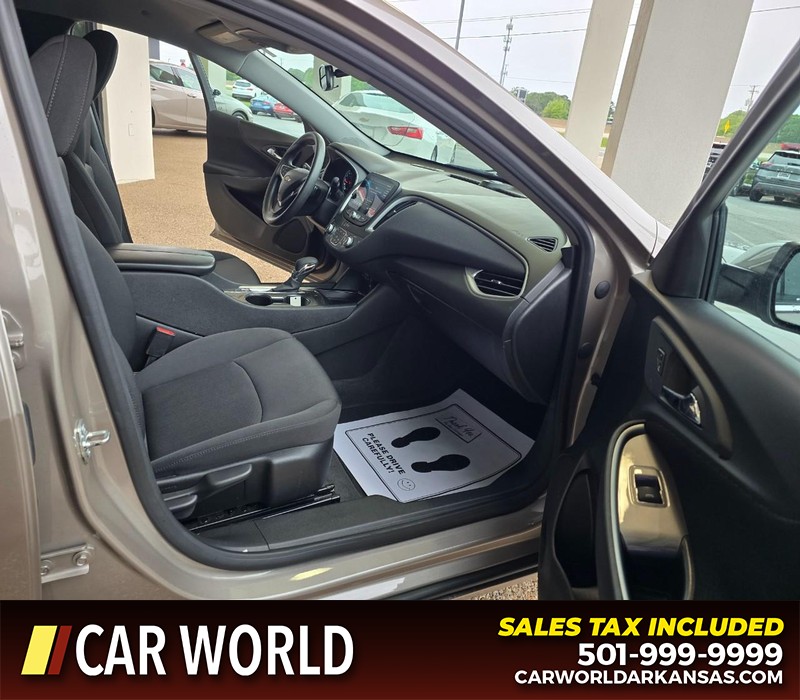 Chevrolet Malibu Vehicle Full-screen Gallery Image 11