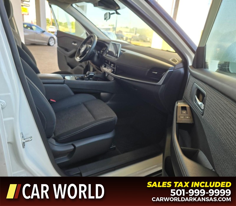 Nissan Rogue Vehicle Full-screen Gallery Image 11