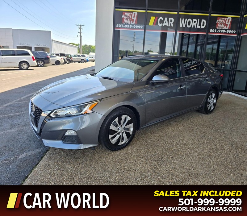 Nissan Altima Vehicle Full-screen Gallery Image 3