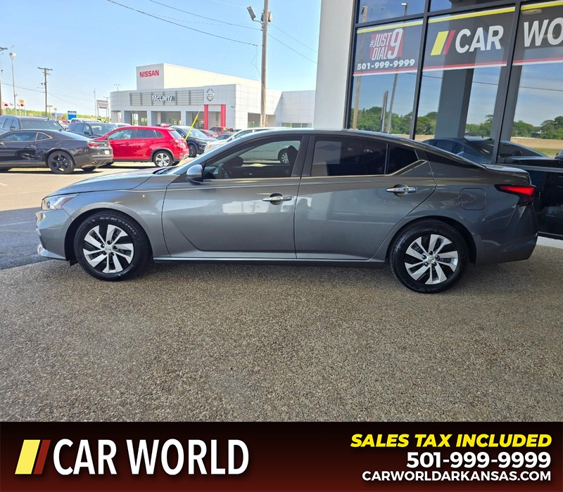 Nissan Altima Vehicle Full-screen Gallery Image 4