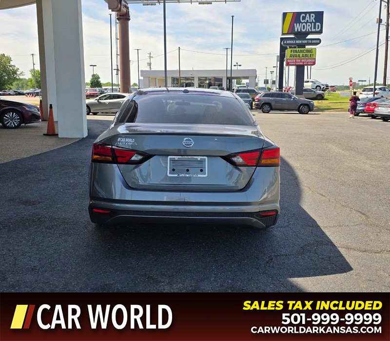 Nissan Altima Vehicle Full-screen Gallery Image 5